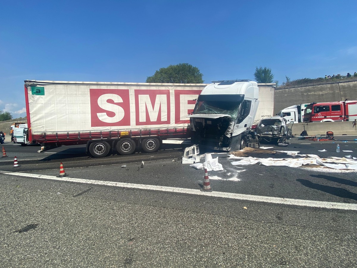 Terribile Scontro Tra Tir E Auto Sulla Tangenziale Di Torino, Traffico ...