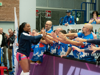 Olinga Andela saluta i Pinerolo Boys (foto di Christian Bosio)