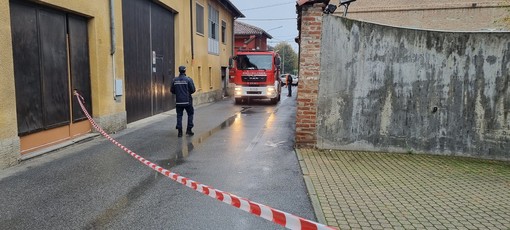 Un'abitazione prende fuoco nel centro di Vigone