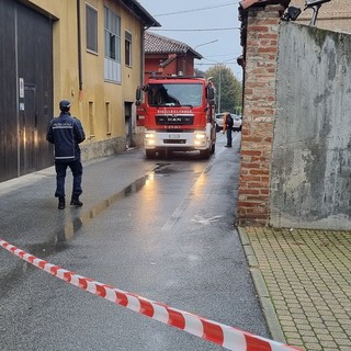 Un'abitazione prende fuoco nel centro di Vigone