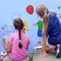 Gli alunni delle elementari al lavoro per il murale di piazza Giretti