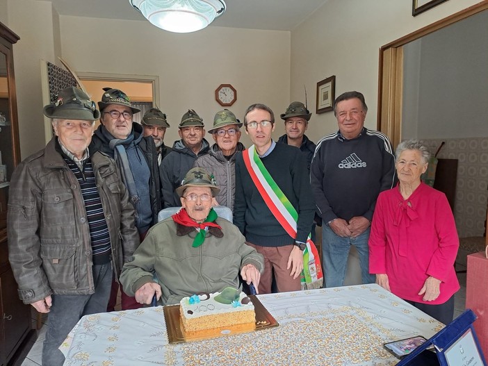 La festa dei 100 anni di Rinaldo Granero con alpini e Comune