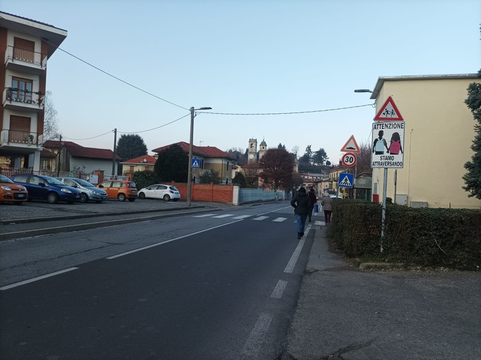 Marciapiede interrotto vicino alla scuola elementare