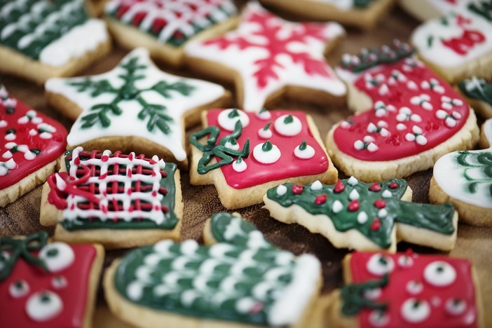 Villar Perosa va ‘Oltre il solito Natale’ decorando biscotti