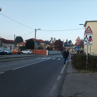 Marciapiede interrotto vicino alla scuola elementare