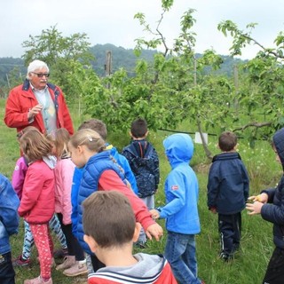 Il maestro Francesco Aglì nei campi con i bambini