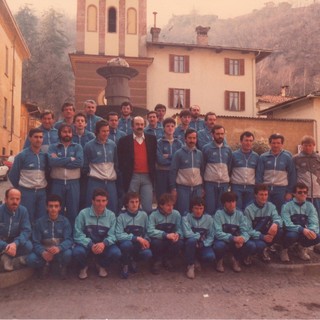 L’Atletica Cavour nel 1987 con al centro Franco Arese campione europeo dei 1500 metri piani a Helsinki 1971, fondatore di Asics Italia ed ex presidente della Federazione Italiana di Atletica Leggera