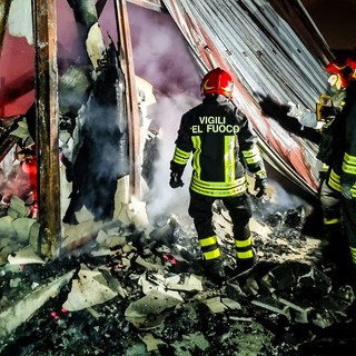 Cumiana: in fiamme uno chalet in legno in strada Verna [FOTO]