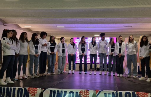 La squadra sul palco della presentazione