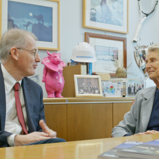 Il direttore de ‘La Stampa’ Andrea Malaguti con la presidente della Fondazione, Allegra Agnelli