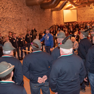 Il Coro dle Piase di Campiglione Fenile si esibisce per Paola di Liegi e suo marito (Foto di Walter Curti)