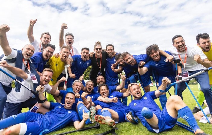 Maurizio Allasia, il primo in basso a sinistra, con la maglia bianca, festeggia il quinto posto con squadra e staff