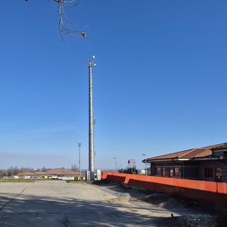 Il palo portantenne nella zona delle scuole di Frossasco