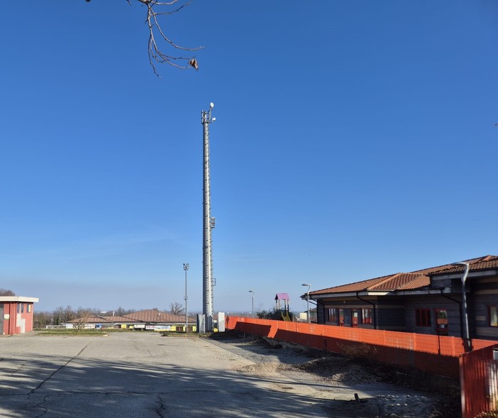 Il palo portantenne nella zona delle scuole di Frossasco