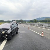 Strade scivolose per la pioggia: tre incidenti in tangenziale e in autostrada da Pinerolo a Ivrea