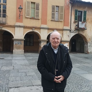 Il vescovo emerito di Pinerolo, Pier Giorgio Debernardi, nel suo nuovo paese di residenza, Luserna San Giovanni