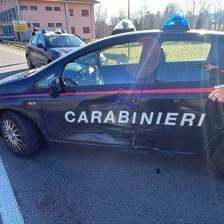 L’auto dei carabinieri urtata nella fiancata