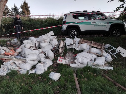 Le macerie abbandonate nel prato a Luserna San Giovanni