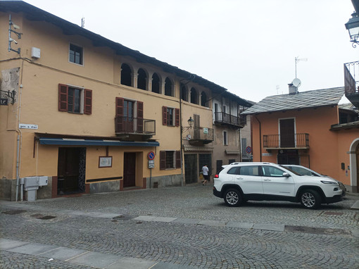 La piazza davanti a Cele