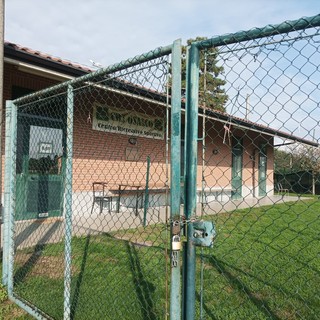 Il campo sportivo di Osasco chiuso con il lucchetto