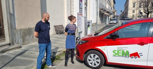 Andrea Barra e Giulia Proietti vicino alla colonnina di ricarica di fronte al Comune