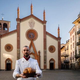 Davide Muro, davanti al Duomo di Pinerolo, con una sua creazione in mano (foto di Paolo Mantovan)