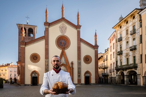 Davide Muro, davanti al Duomo di Pinerolo, con una sua creazione in mano (foto di Paolo Mantovan)