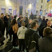 La protesta dei lavoratori davanti al Comune di Pinerolo