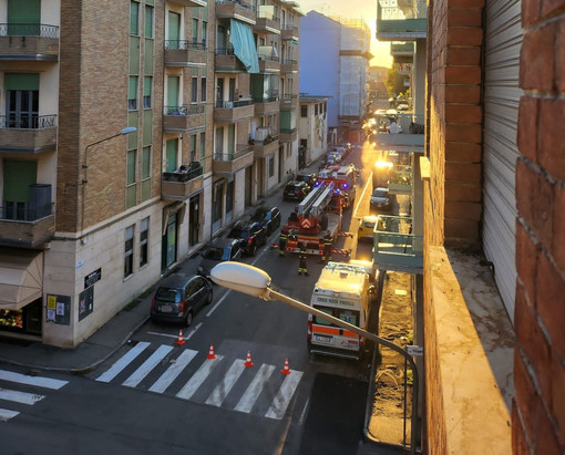 I vigili del fuoco e l'ambulanza in via Chiampo