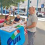 Il banchetto allestito in via Chiappero a Pinerolo