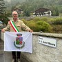 Il sindaco Massimo Marchisio di fianco al cartello della nuova piazza Guiot Bourg