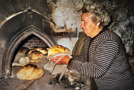 Una donna che sforna il pane a Pragelato