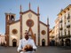 Davide Muro, davanti al Duomo di Pinerolo, con una sua creazione in mano (foto di Paolo Mantovan)