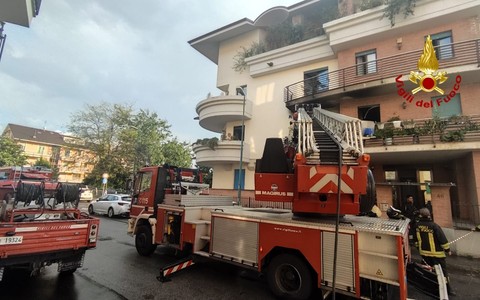Incendio in un alloggio di via Montebello a Pinerolo: evacuate due persone [FOTO]