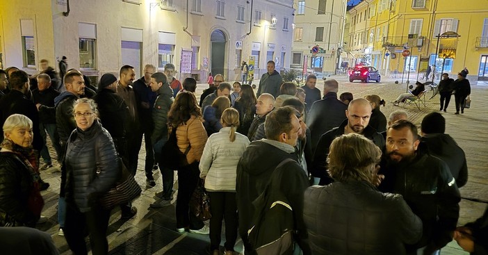 La protesta dei lavoratori davanti al Comune di Pinerolo