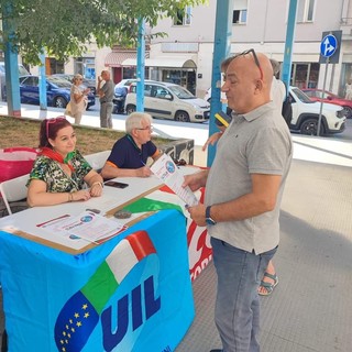 Il banchetto allestito in via Chiappero a Pinerolo