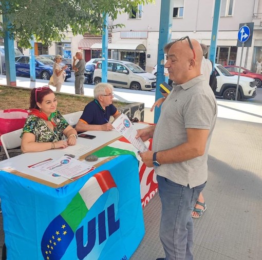 Il banchetto allestito in via Chiappero a Pinerolo