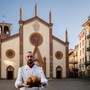 Davide Muro, davanti al Duomo di Pinerolo, con una sua creazione in mano (foto di Paolo Mantovan)