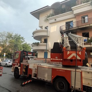 Incendio in un alloggio di via Montebello a Pinerolo: evacuate due persone [FOTO]