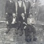 Paul Garnier, in basso a sinistra, con amici