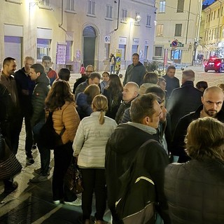 La protesta dei lavoratori davanti al Comune di Pinerolo