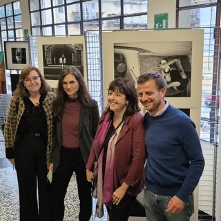 L’inaugurazione della mostra con, da sinistra, Monica Canalis, Rosalba Castelli, Silvia Lorenzino e Luca Salvai