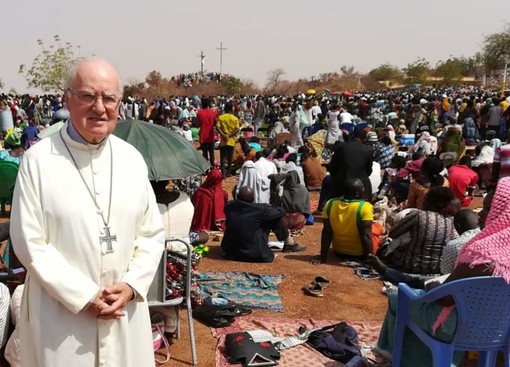 Monsignor Debernardi in Burkina Faso (foto gruppo Fb Acqua nel Sahel)