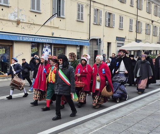 Il corteo del 22 febbraio che ha portato Gianduja a prendere le chiavi della città