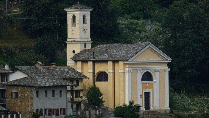 Vista sul tempio valdese con il campanile con l’orologio, che ha ripreso a segnare il tempo (foto di Levi Rivoira)