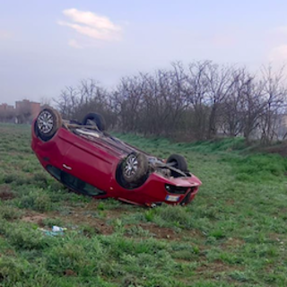 Auto si ribalta allo svincolo di Debouchè e finisce nella scarpata