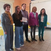 Da sinistra la dirigente dell’istituto comprensivo Pinerolo II Patrizia Palagonia, la studentessa Micol Don, il direttore di Casa Turina Marco Lucato, il sindaco Adriana Sadone e l’assessore con delega alla pubblica istruzione e politiche per l’infanzia Ambra Tron