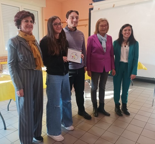 Da sinistra la dirigente dell’istituto comprensivo Pinerolo II Patrizia Palagonia, la studentessa Micol Don, il direttore di Casa Turina Marco Lucato, il sindaco Adriana Sadone e l’assessore con delega alla pubblica istruzione e politiche per l’infanzia Ambra Tron