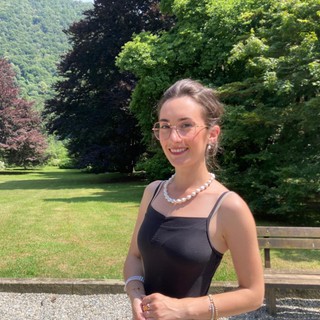 Laura Orsolini nel Parco comunale di Villa Widemann