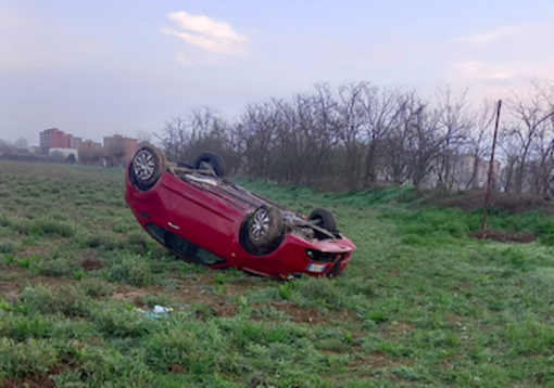 Auto si ribalta allo svincolo di Debouchè e finisce nella scarpata